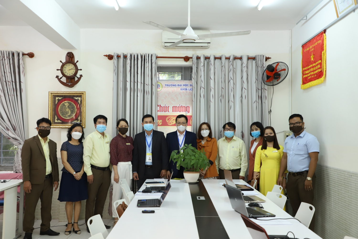ĐOÀN ĐÁNH GIÁ NGOÀI THĂM KHOA LỊCH SỬ