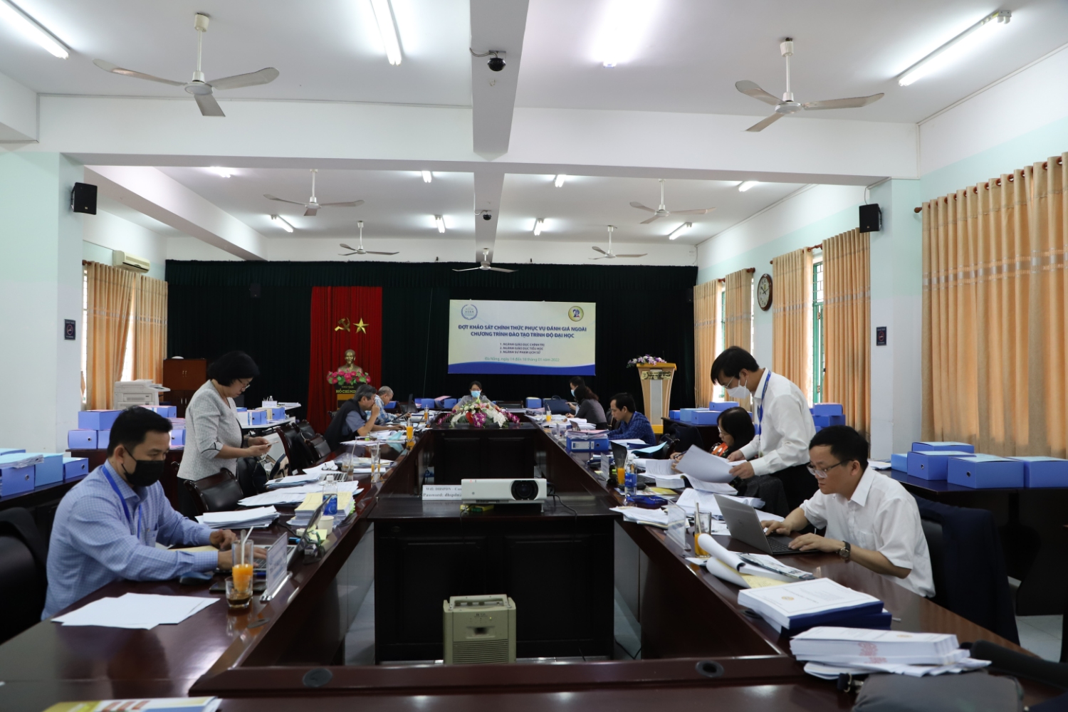ĐOÀN ĐÁNH GIÁ NGOÀI NGHIÊN CỨU MINH CHỨNG