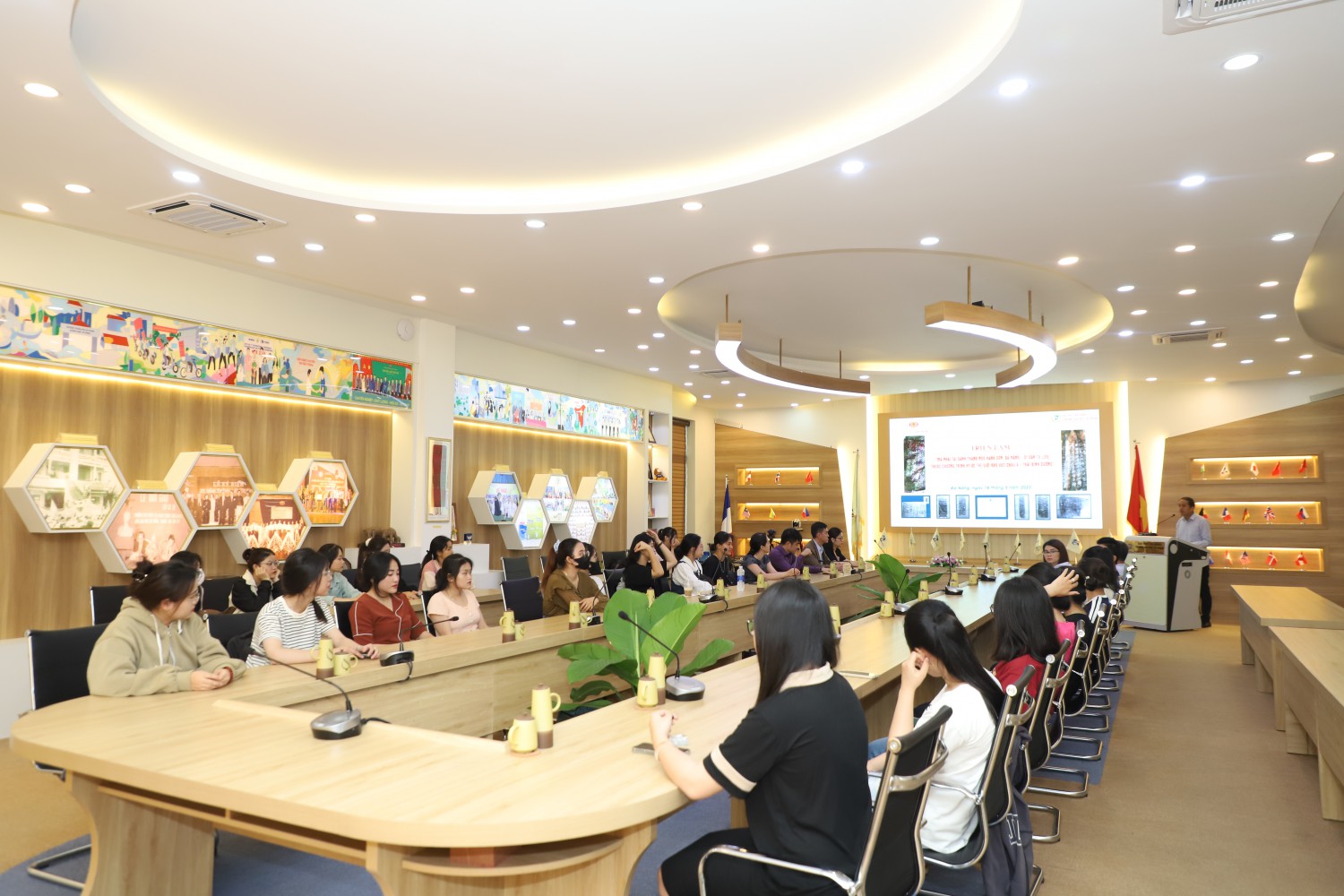 Ảnh 1. Toàn cảnh chương trình