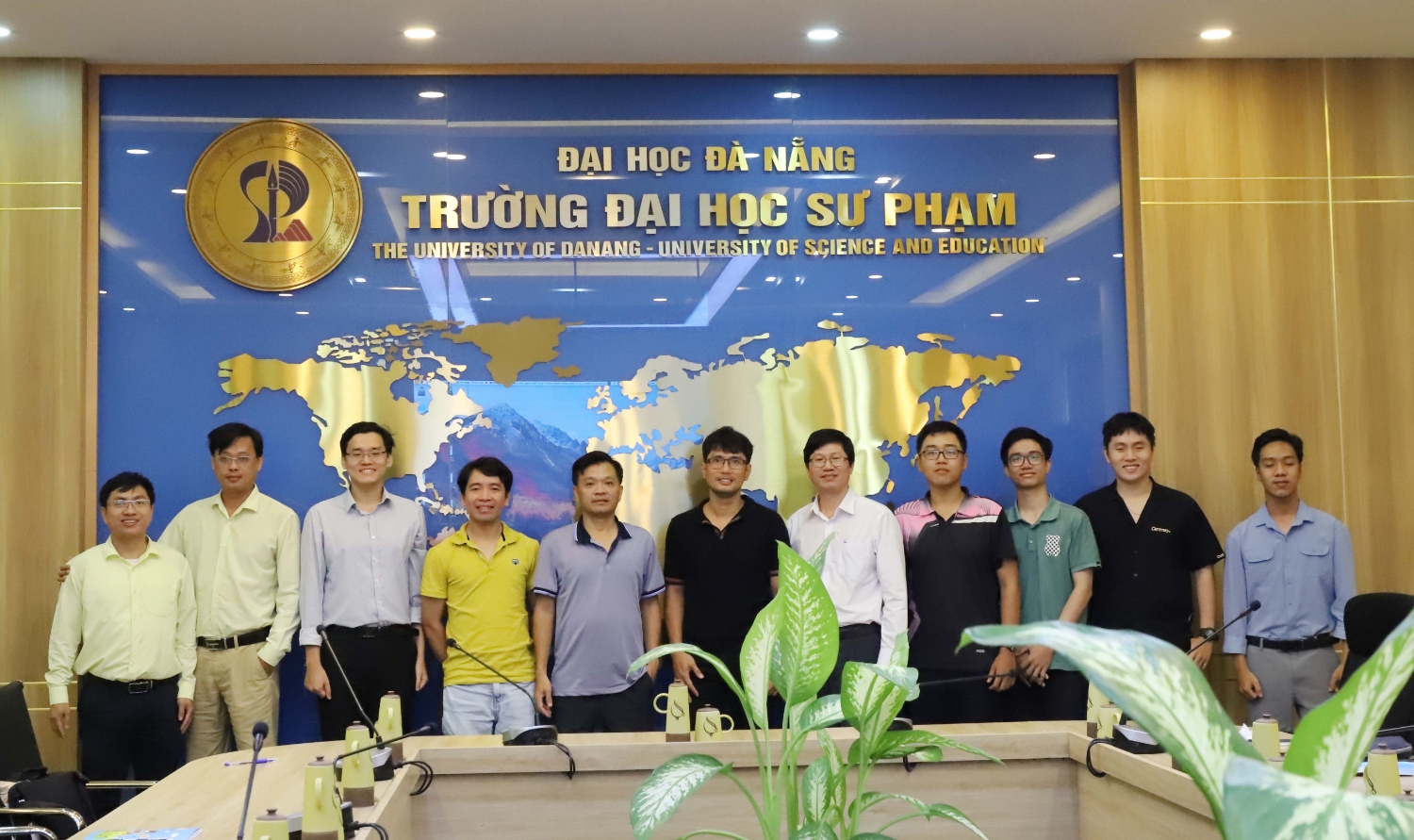 PGS TS Nguyen Tien Khai giao luu voi Khoa Toan Truong DHSP Da Nang 01