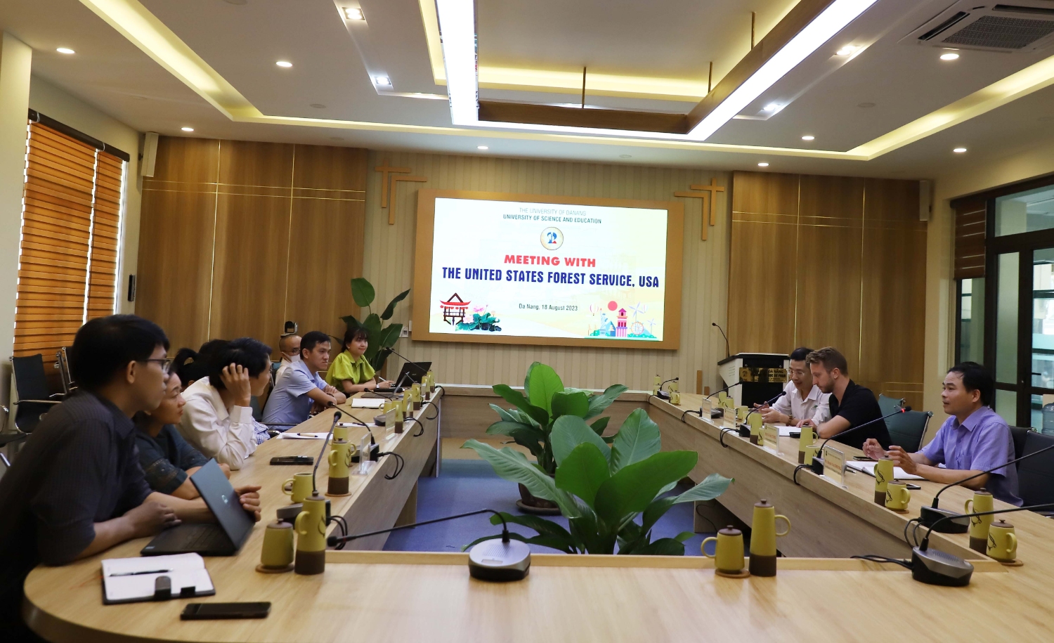 Chuyen gia Cuc Lam nghiep Hoa Ky toi tham Truong Dai hoc Su pham DHDN 14