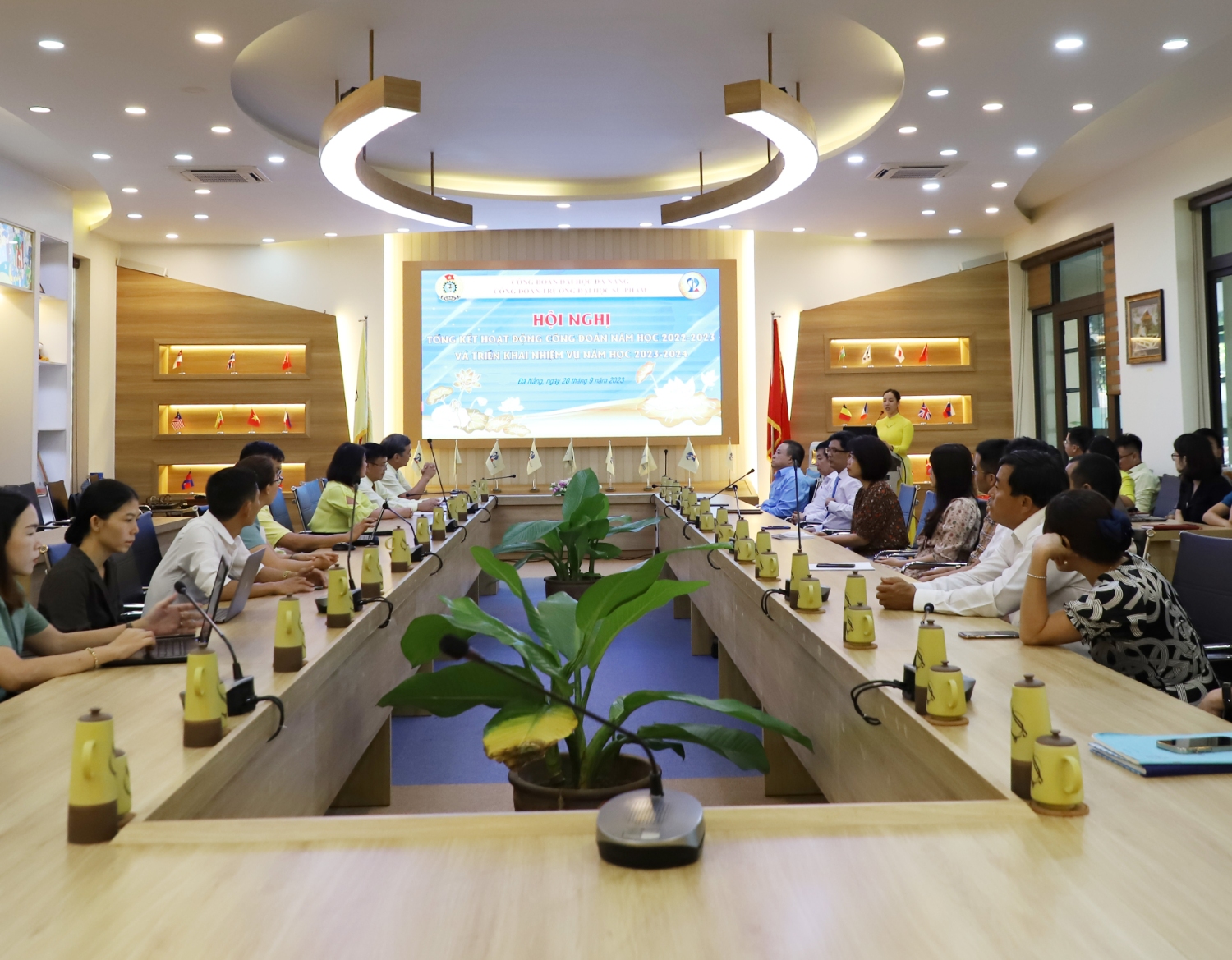 Cong doan Truong Dai hoc Su pham DHDN 01