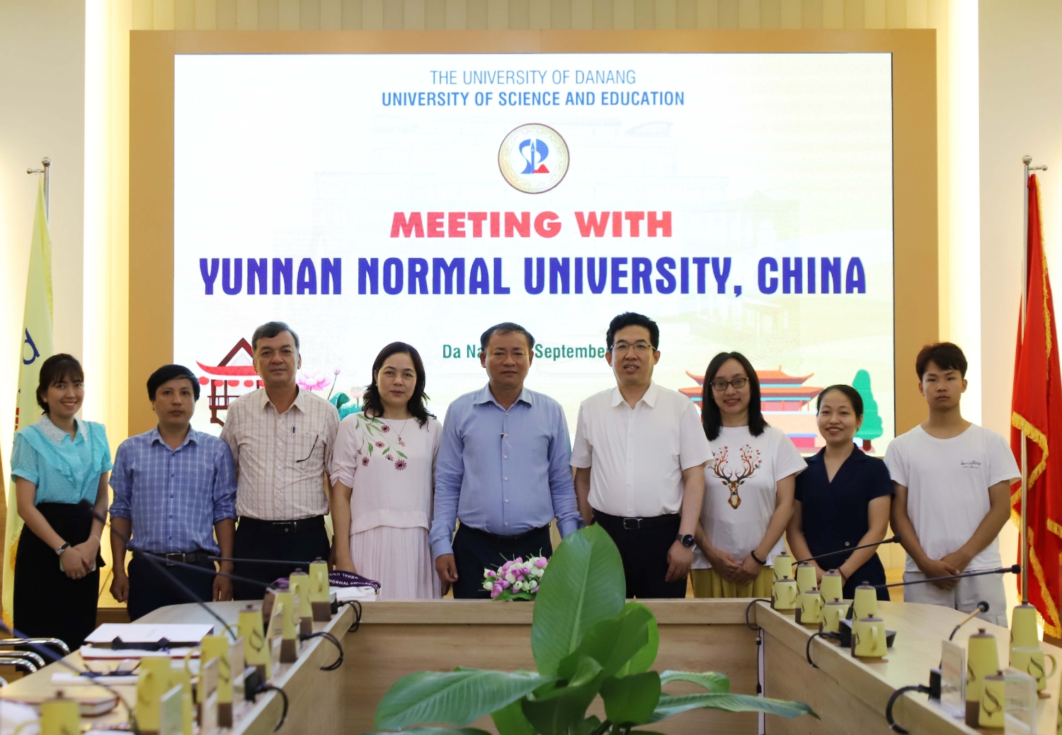Hoc vien Hoa Van tham va lam viec tai UED 04