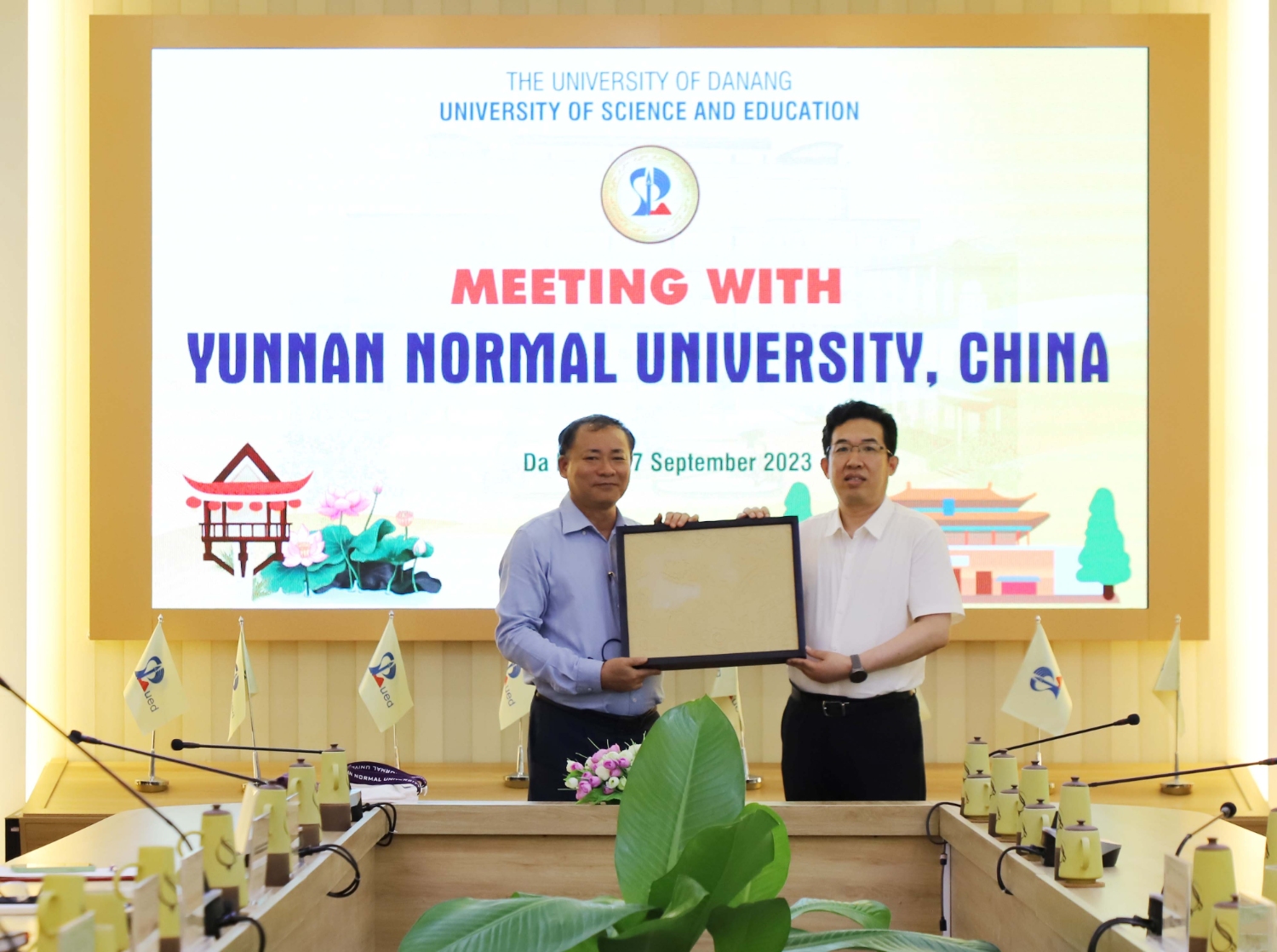 Hoc vien Hoa Van tham va lam viec tai UED 10