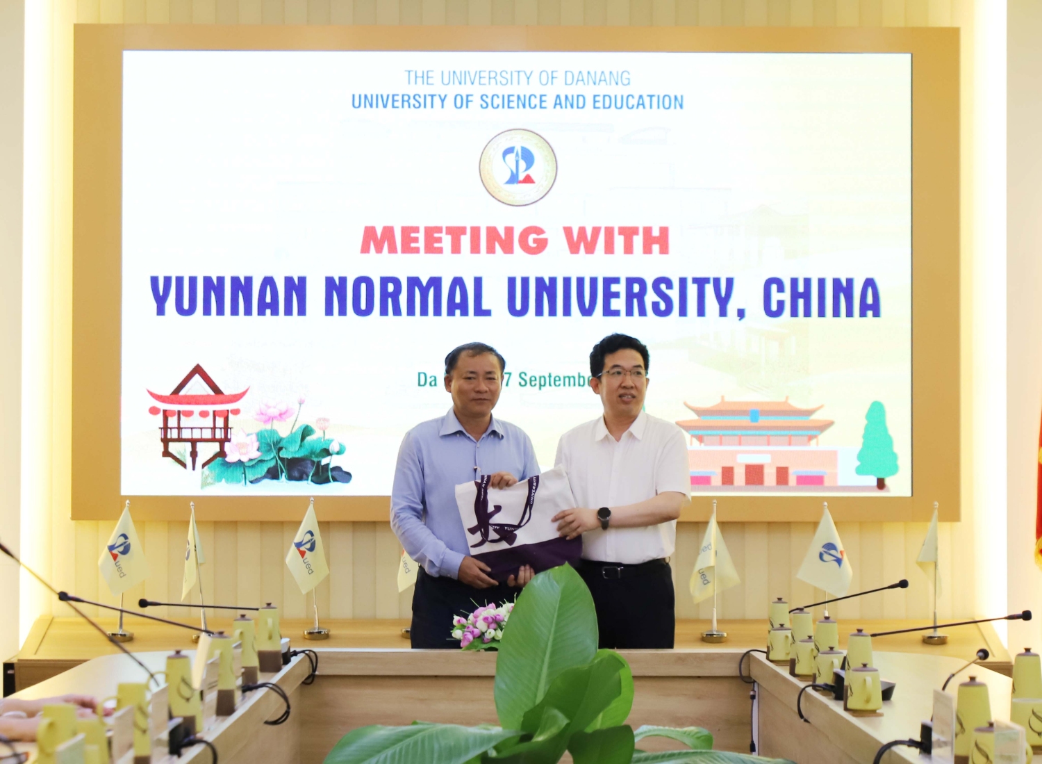 Hoc vien Hoa Van tham va lam viec tai UED 11