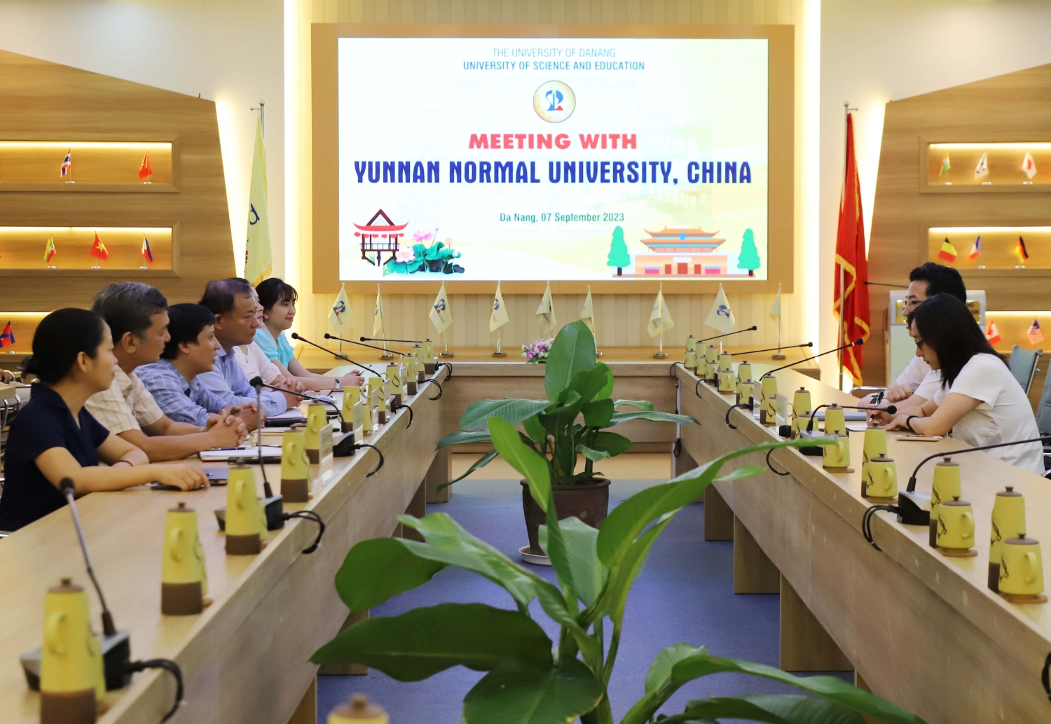 Hoc vien Hoa Van tham va lam viec tai UED 14
