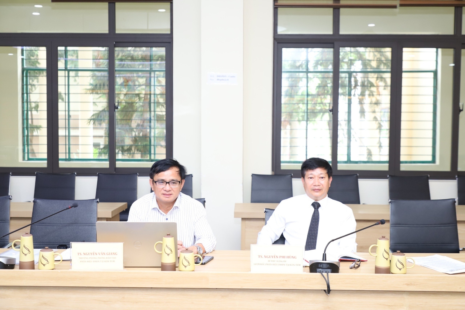 Tiep va lam viec voi Phan hieu DHDN tai Kon Tum 02