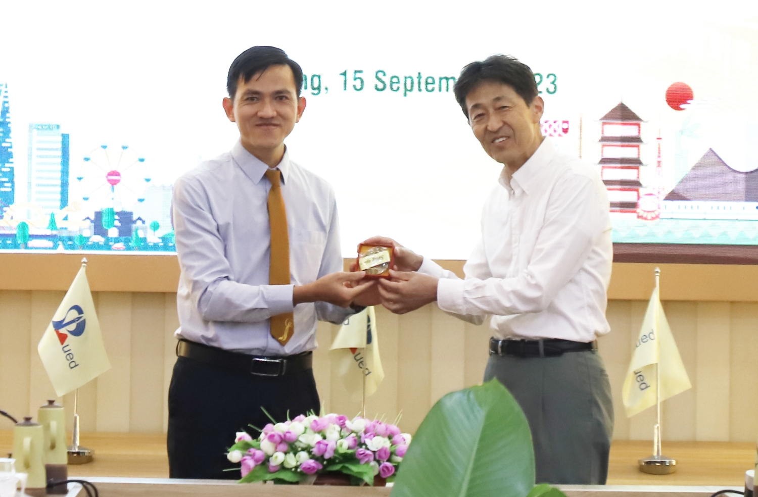 Truong DHQT Kansan tham va lam viec tai UED 05
