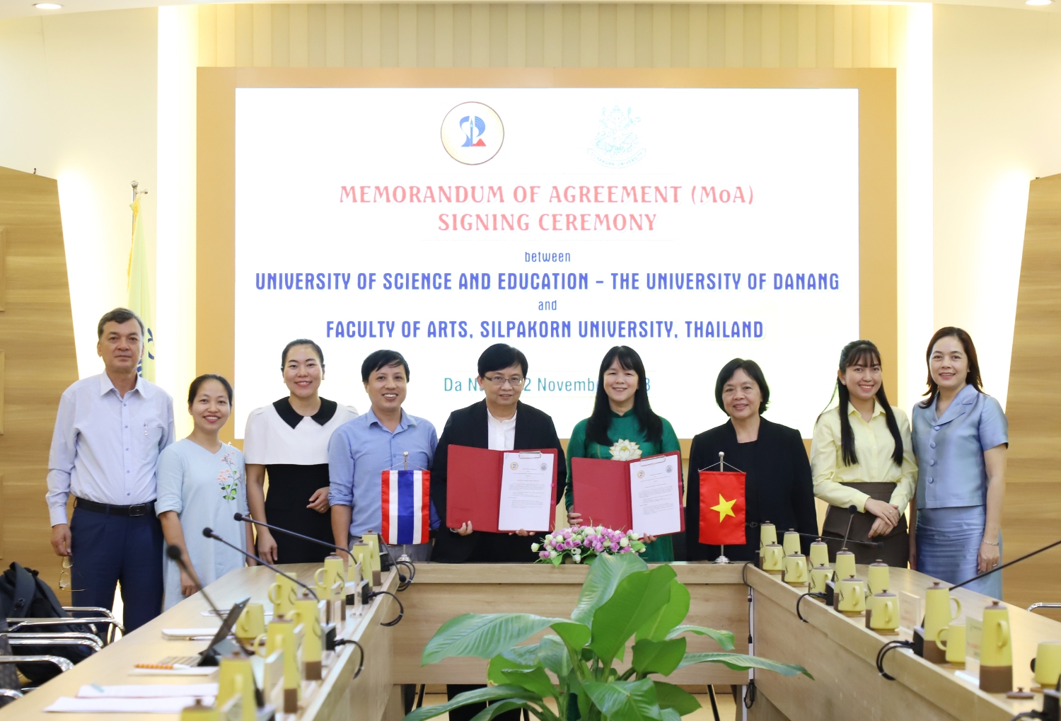 Tiep Dai hoc Silpakorn 10 Tang qua luu niem