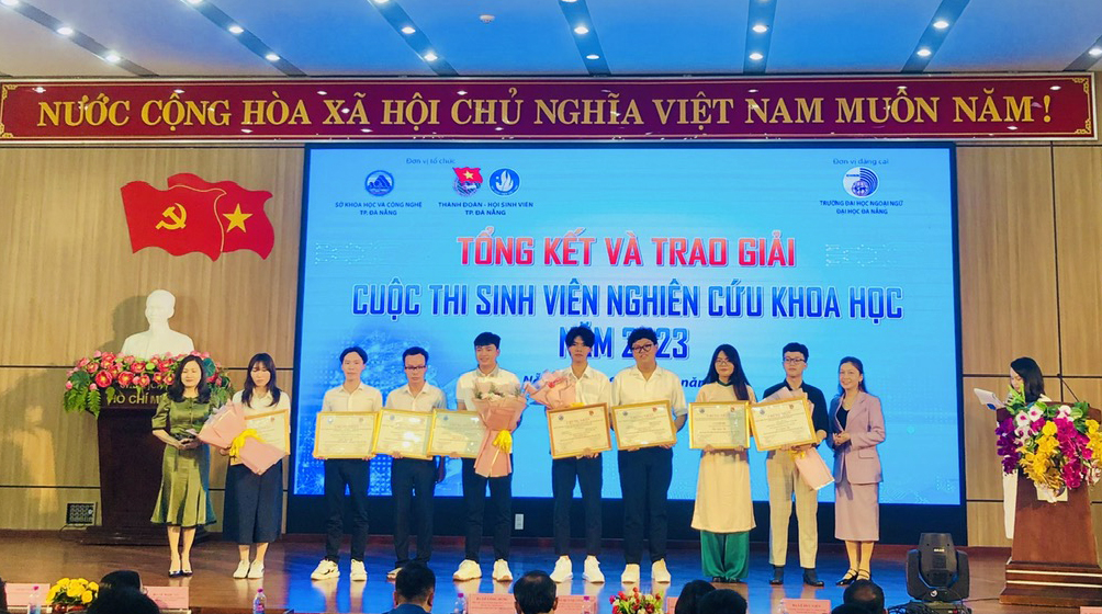 Sinh vien UED nhan giai NCKH 2