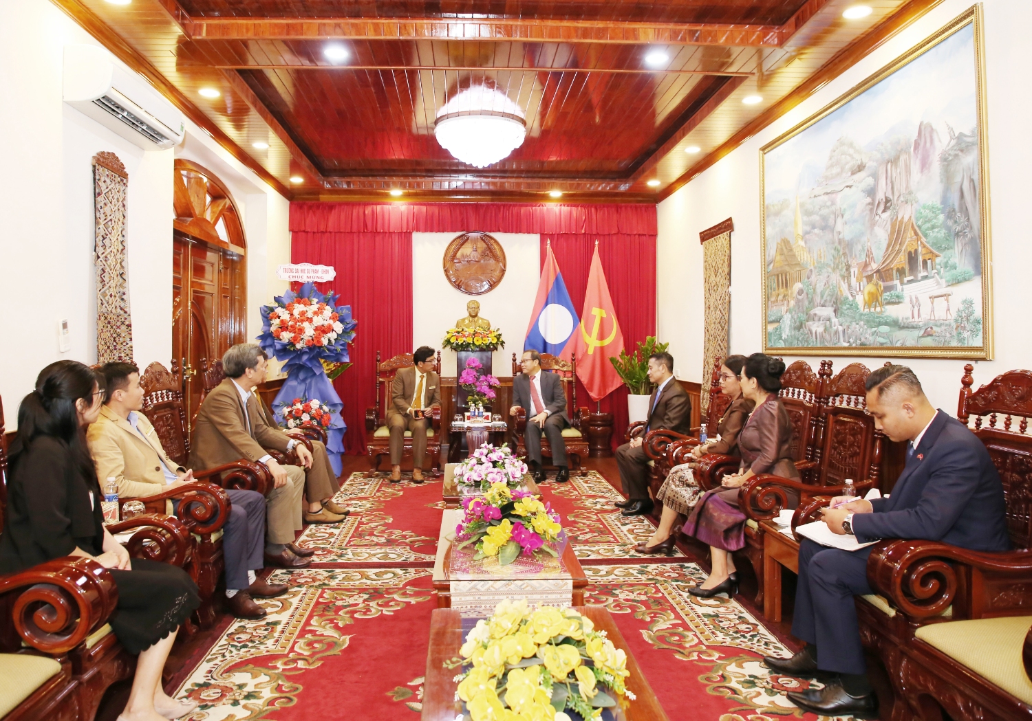 Truong DHSP tham Lanh su quan Lao 05
