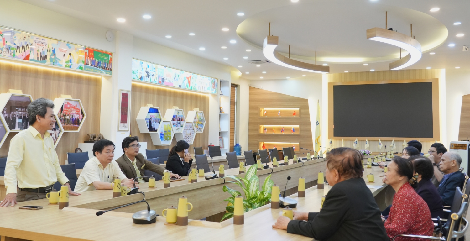 Hiep hoi cac truong DHCD Viet Nam tham UED 09