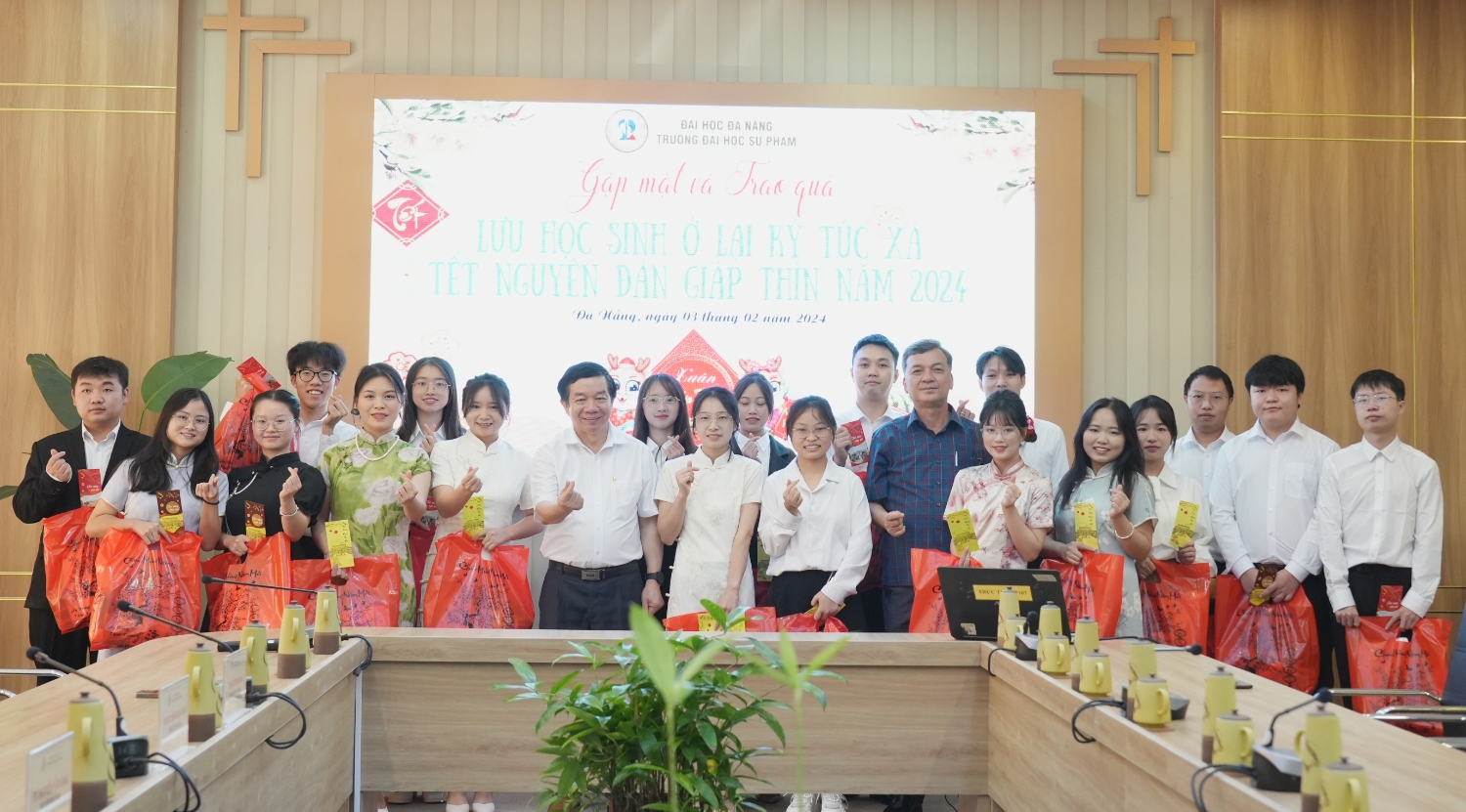 Tang qua cho luu hoc sinh o lai don Tet 03