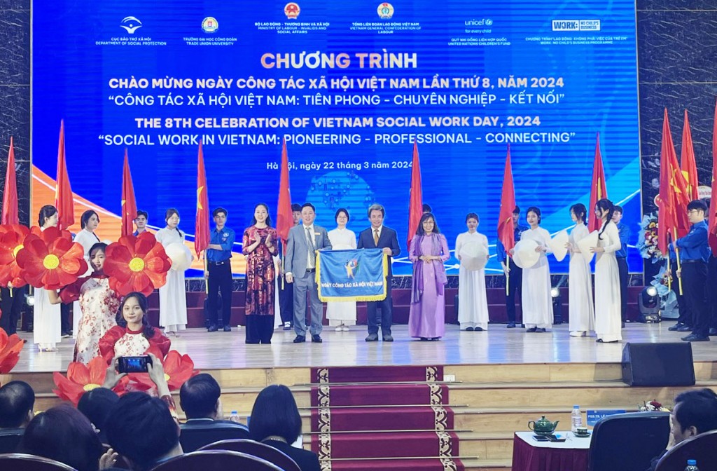 UED nhan co cang cai to chuc chuong trinh chao mung Ngay Cong tac Xa hoi lan thu 9