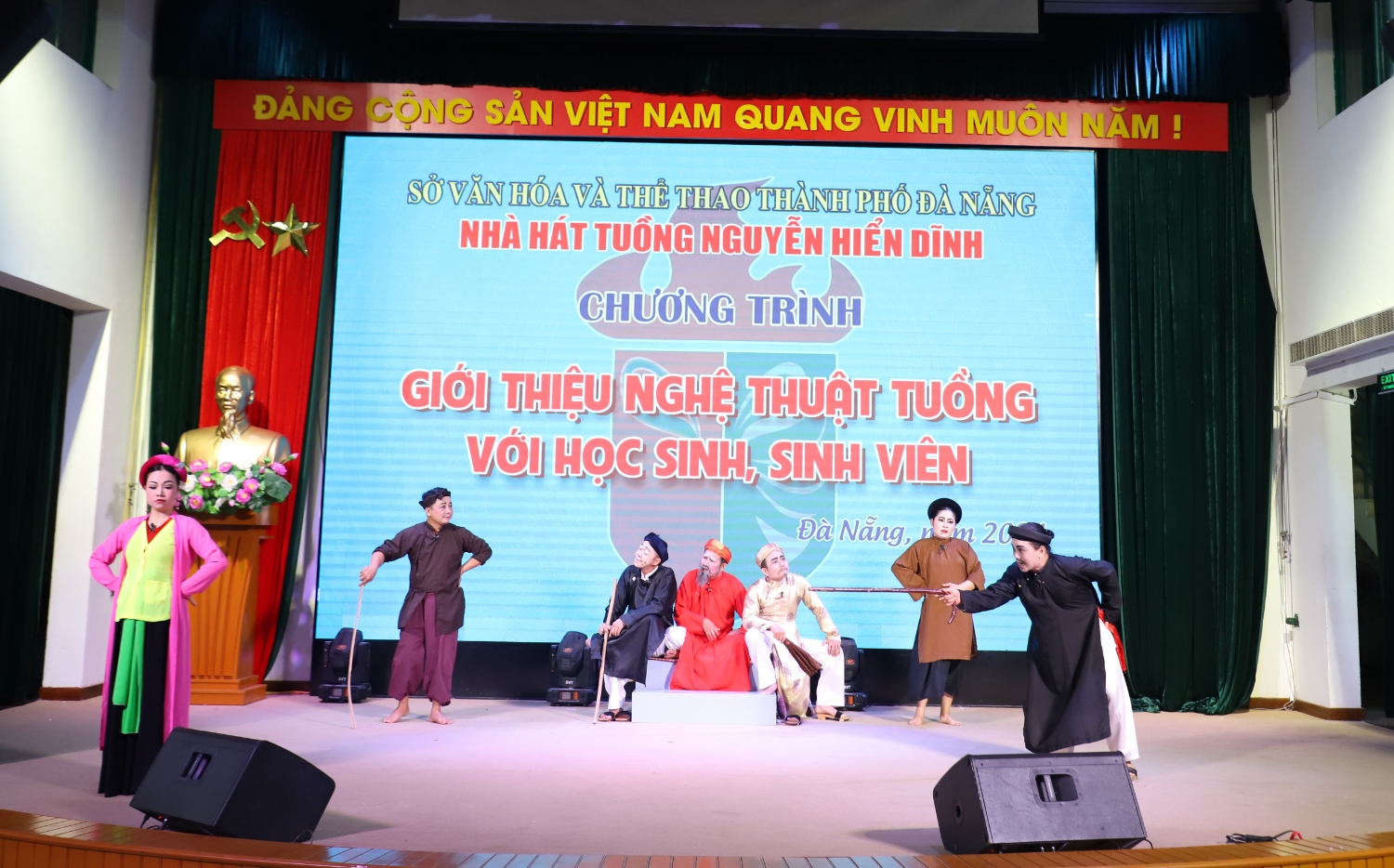 Sinh vien UED thich thu xem chuong trinh bieu dien Tuong 3