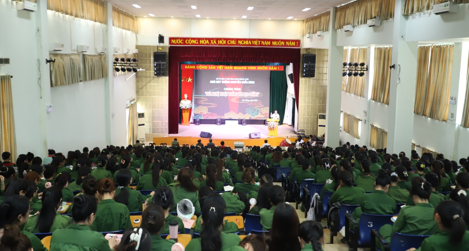 Sinh vien UED thich thu xem chuong trinh bieu dien Tuong )7