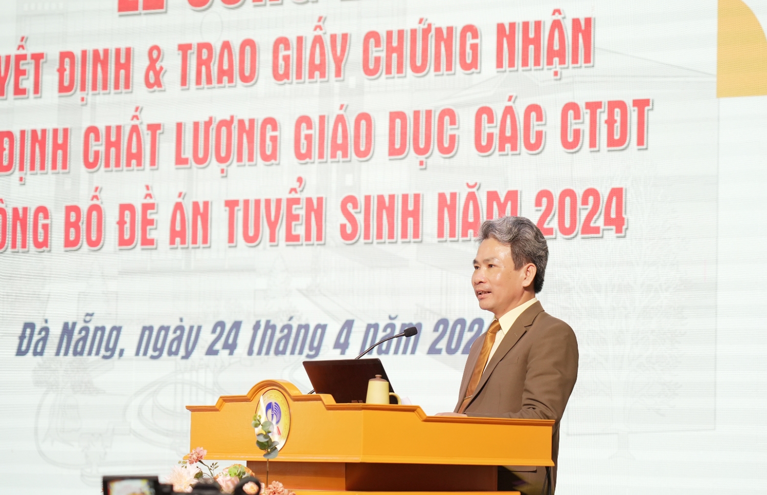 Trao GCN 01 PGS TS VO Van Minh dt