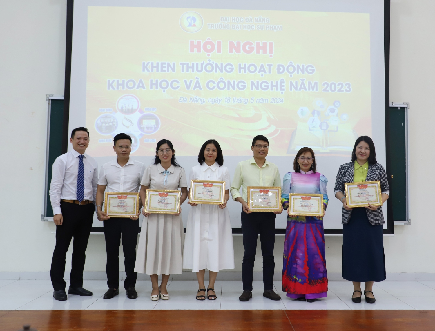 Khen thuong KHCN 01