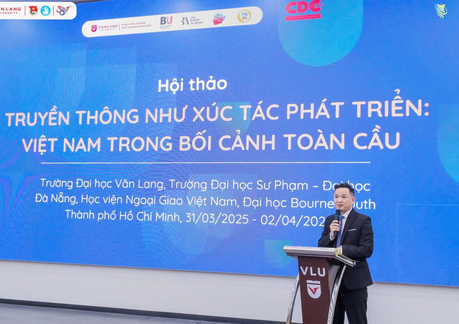 Thay Hieu phat bieu