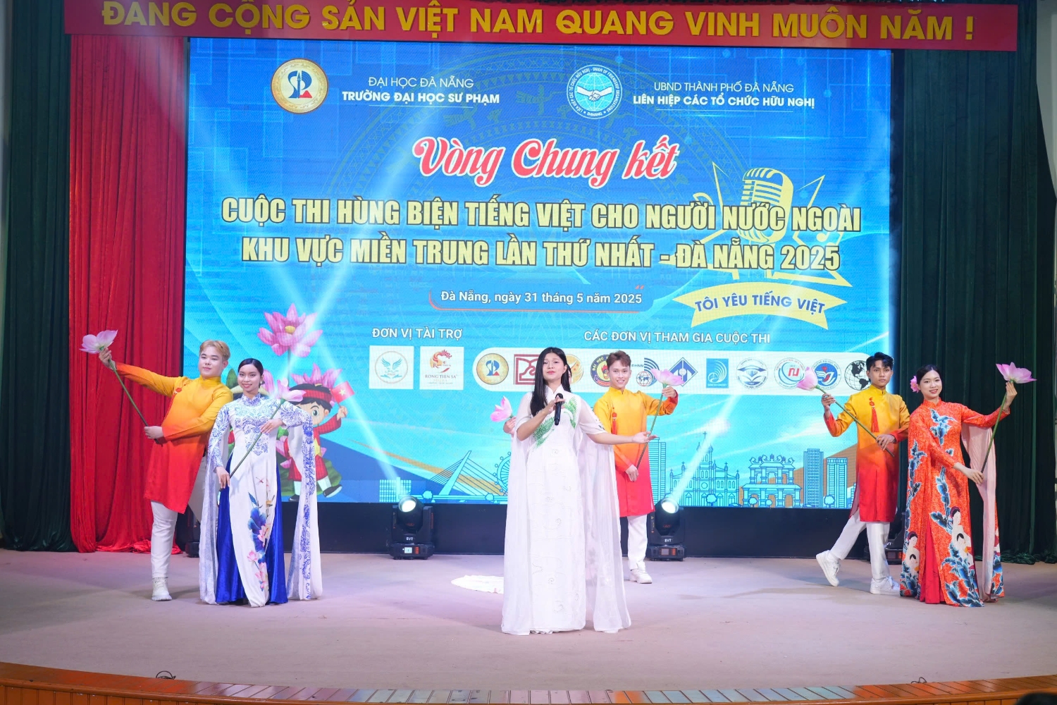 8 Tiet muc chao mung cua SV UED